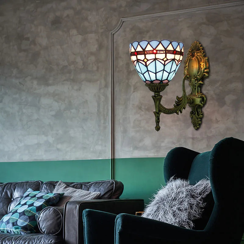 Applique da parete vintage in metallo decorato in stile Tiffany.