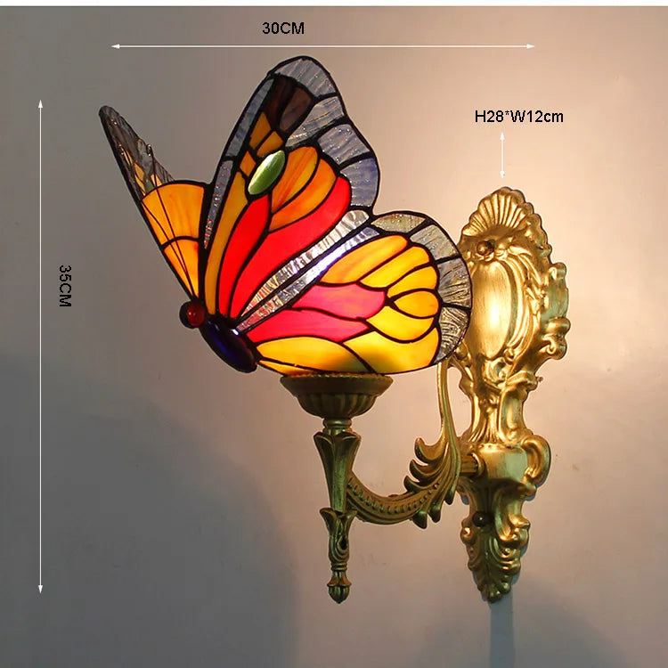 Applique da parete in stile Tiffany con farfalle in vetro colorato.