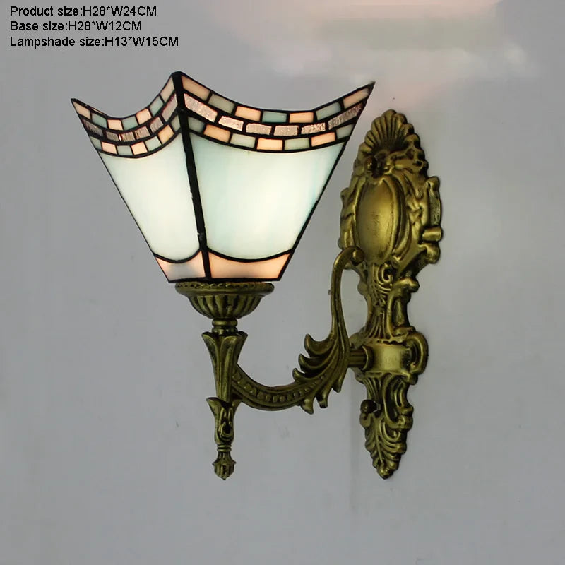Applique da parete vintage in metallo decorato in stile Tiffany.