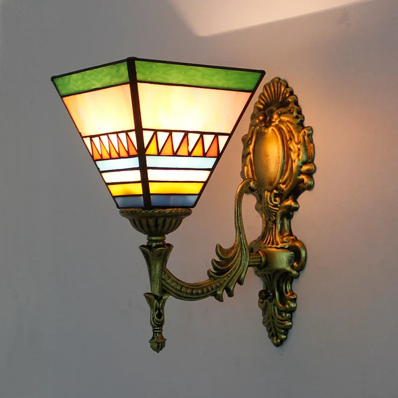 Applique da parete Tiffany con motivi floreali, in vetro colorato e ottone anticato.