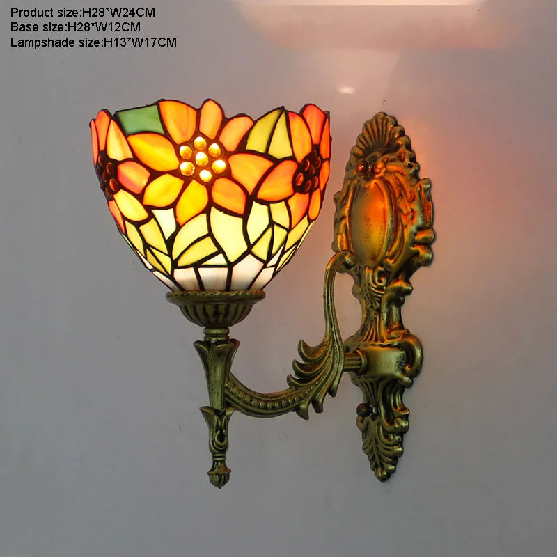 Applique da parete Tiffany con motivi floreali, in vetro colorato e ottone anticato.