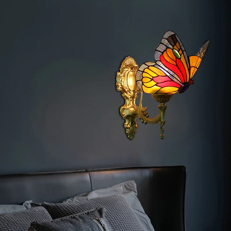 Applique da parete in stile Tiffany con farfalle in vetro colorato.