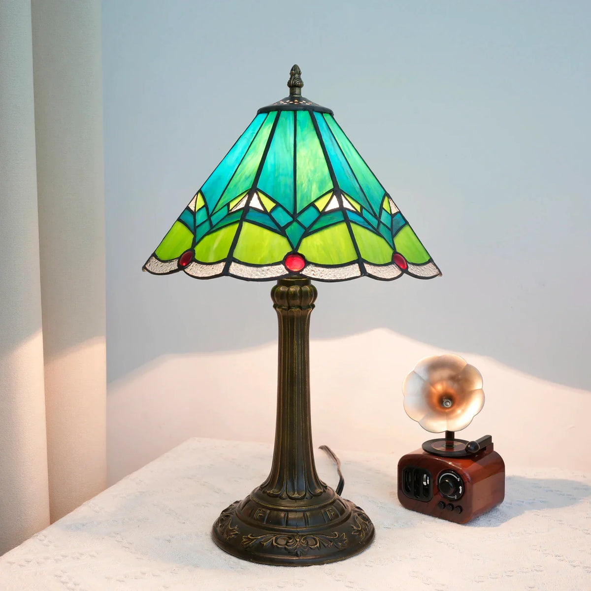 Lampada da tavolo geometrica in vetro colorato stile Tiffany verde