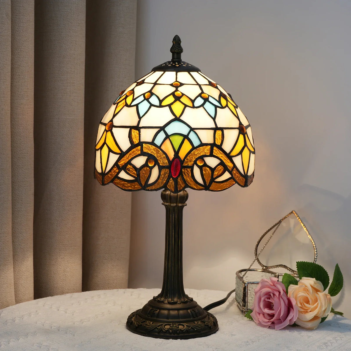 Lampada da tavolo Tiffany in vetro colorato giallo e blu