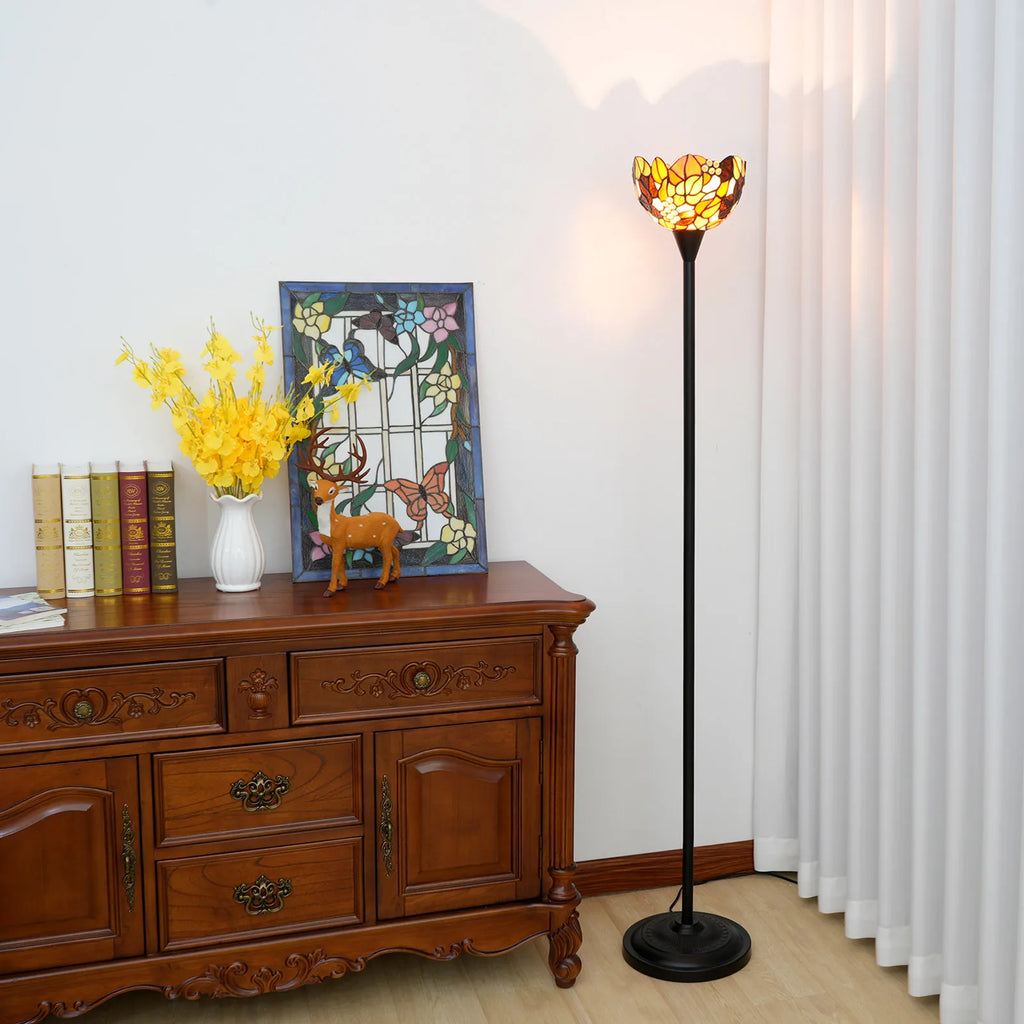 Lampada da terra in stile Tiffany con motivi floreali e vetro colorato.