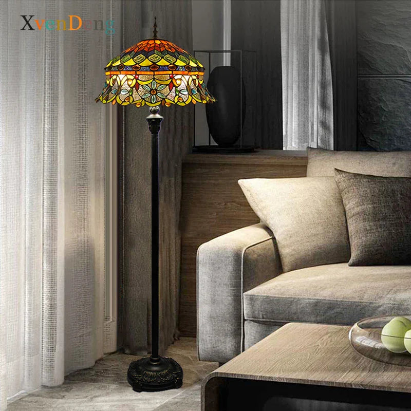 Lampada da terra in stile Tiffany con decorazioni floreali in vetro arancione