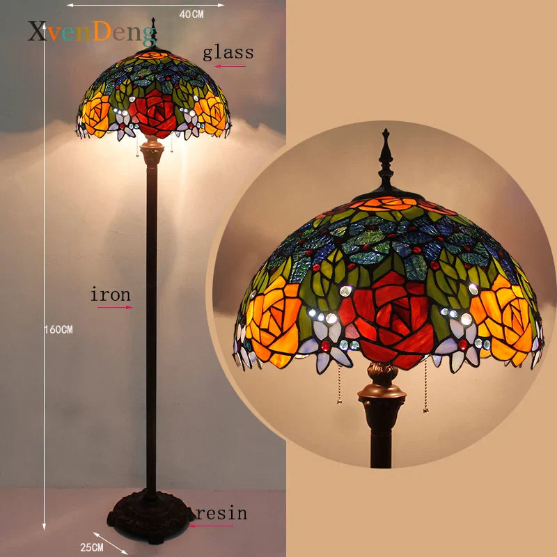 Lampada da terra in vetro colorato in stile Tiffany con rose rosse e gialle