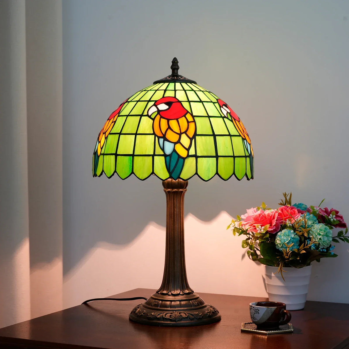 Lampada da tavolo Tiffany a forma di pappagallo in vetro colorato
