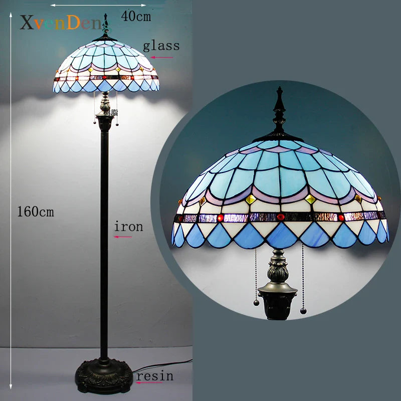 Lampada da terra in stile Tiffany con vetri colorati blu e multicolori