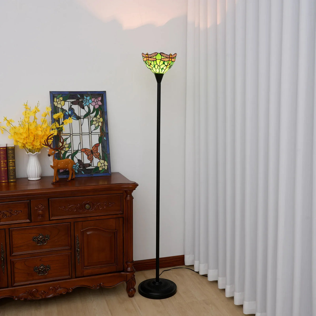 Lampada da terra in vetro colorato in stile Tiffany con libellule verdi