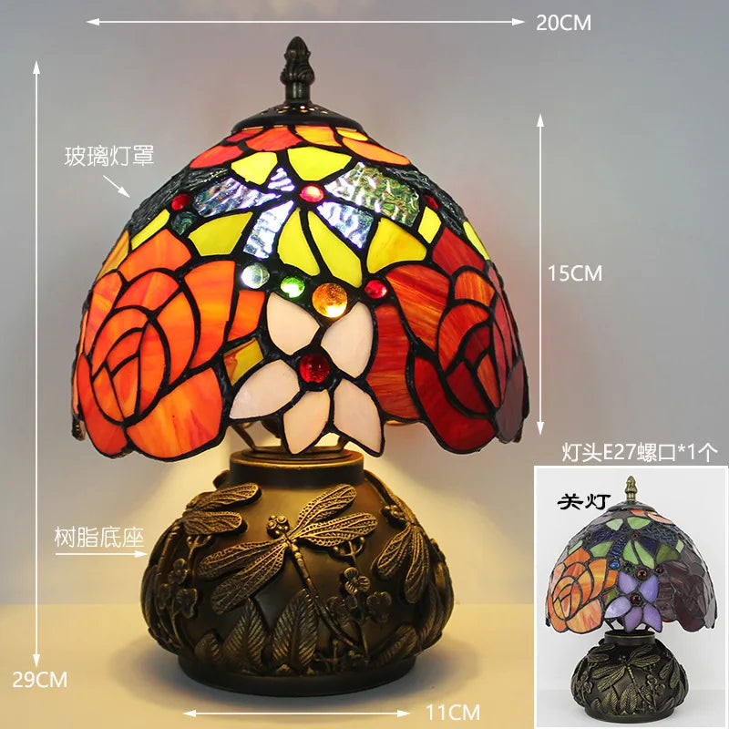 Lampada da tavolo Tiffany in vetro colorato con decorazioni floreali e libellule.