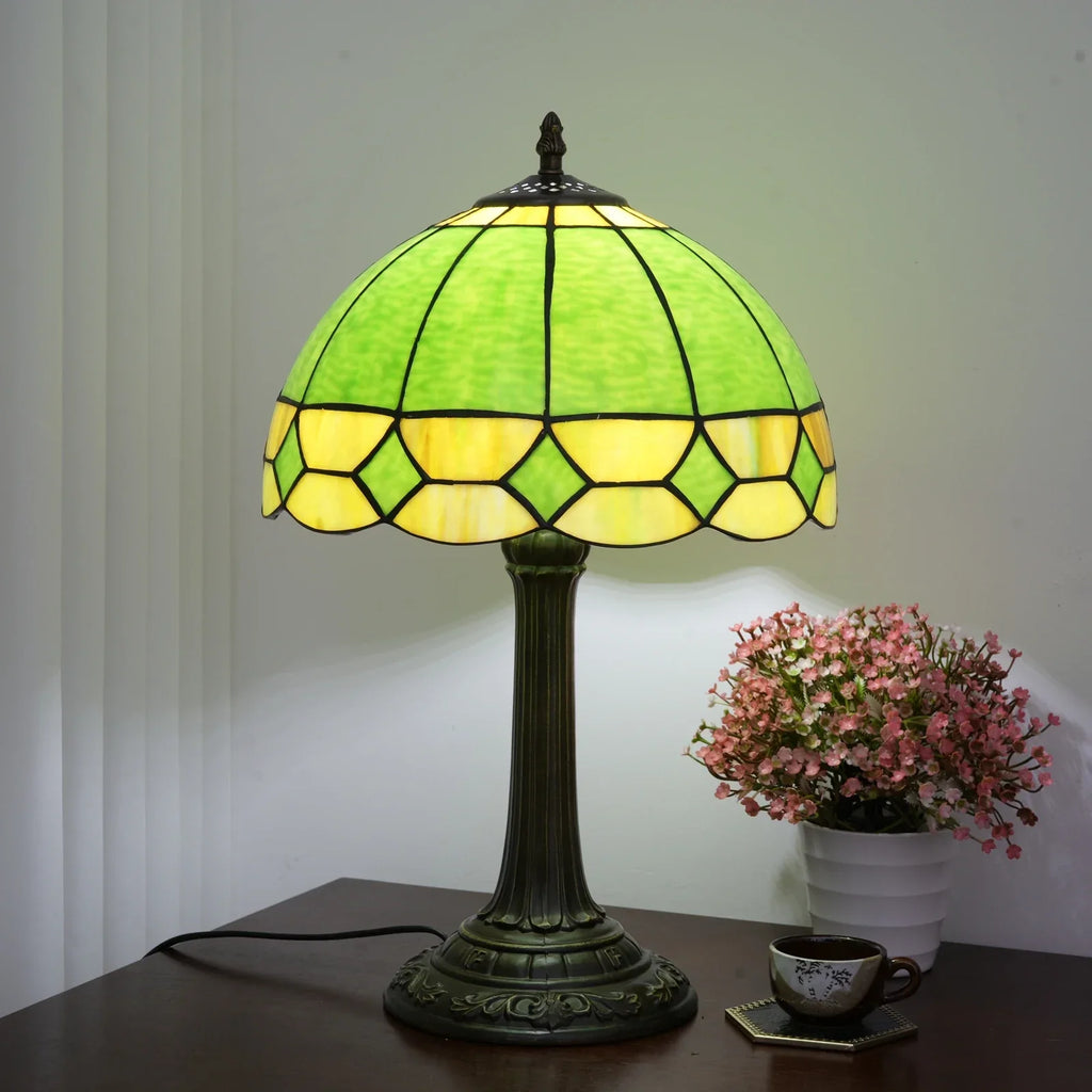 Lampada da tavolo in stile Tiffany con vetri colorati verdi e gialli.