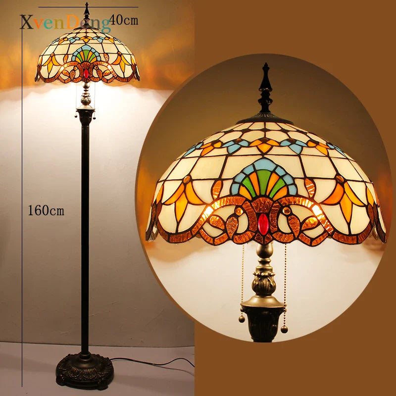 Lampada da terra in stile Tiffany con vetri colorati multicolore.