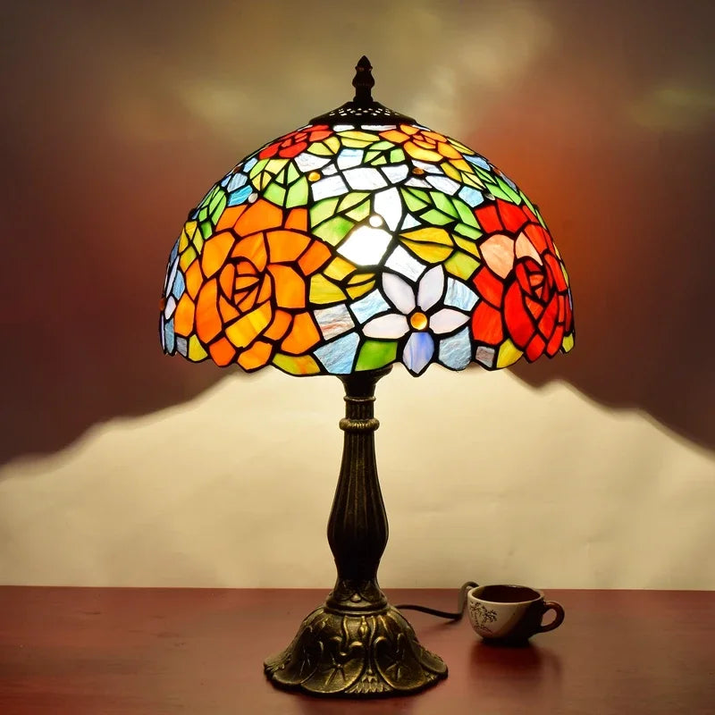 Lampada da tavolo in vetro colorato con decorazioni floreali multicolori, in stile Tiffany.