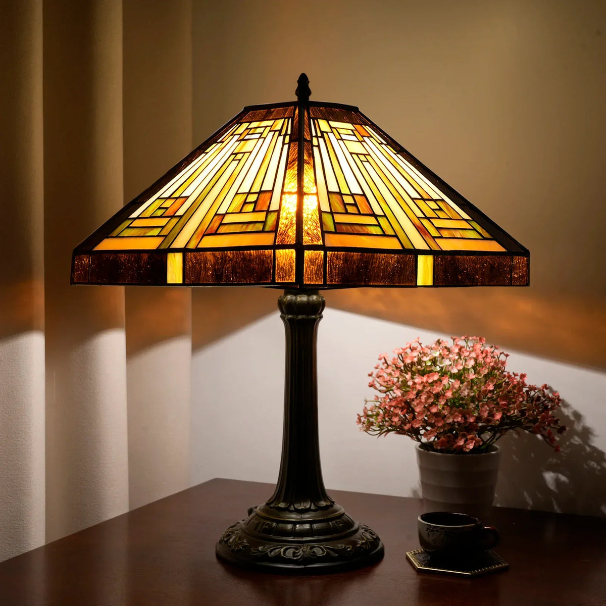 Lampada da tavolo in stile Tiffany con vetro colorato ambrato a motivi geometrici.