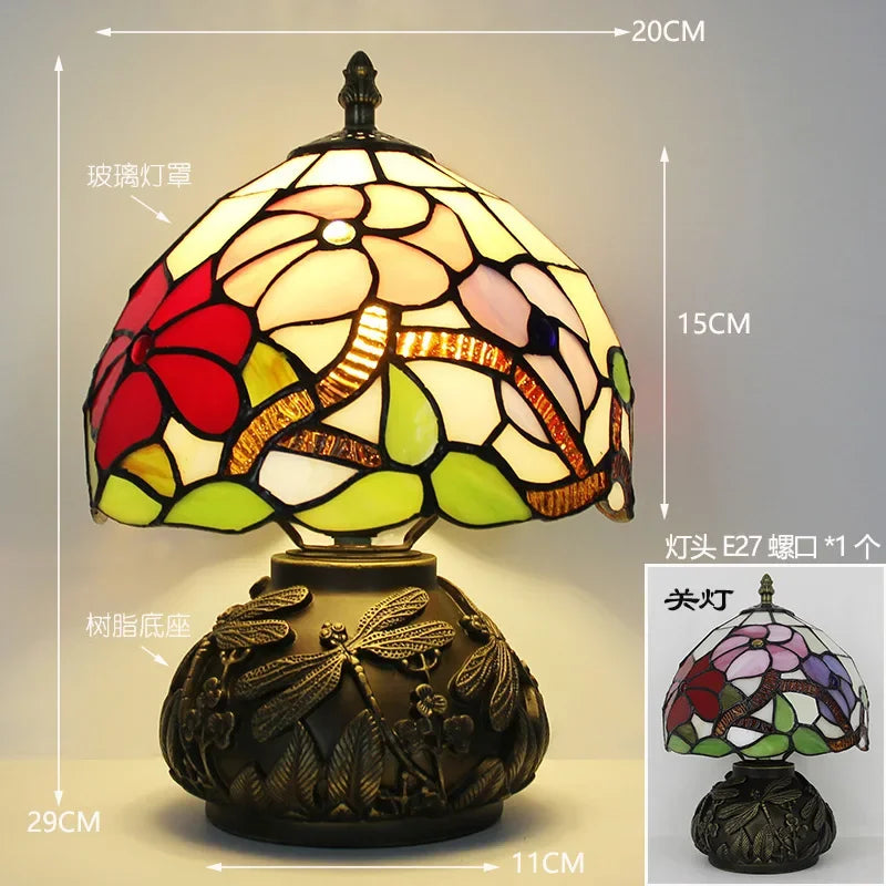 Lampada da tavolo Tiffany in vetro colorato con motivi floreali e resina a forma di libellula.