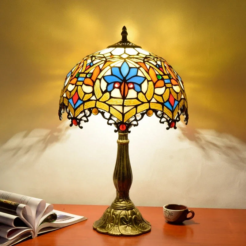 Lampada da tavolo Tiffany in vetro colorato decorata con fiori blu