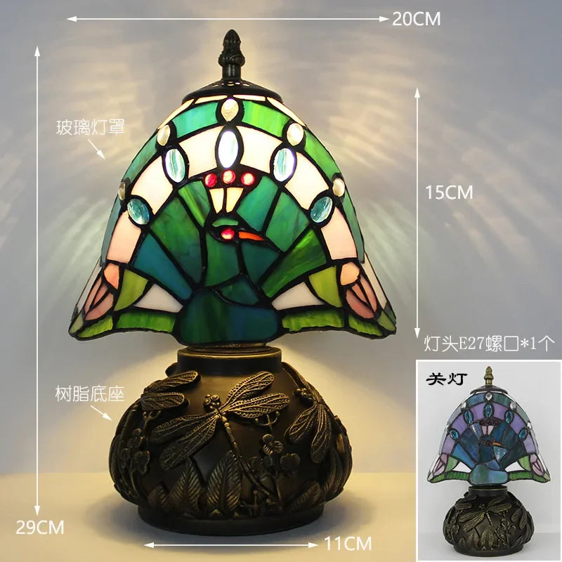 Lampada da tavolo Tiffany a forma di pavone verde e blu con libellule