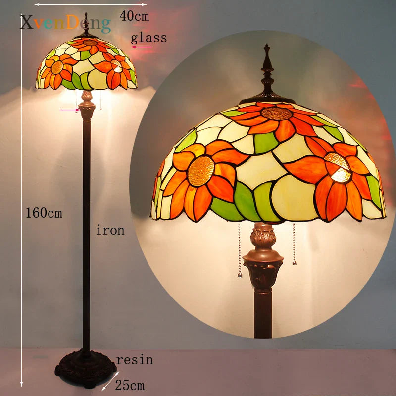 Lampada da terra in stile Tiffany con decorazioni floreali in vetro arancione