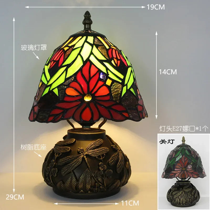 Lampada da tavolo Tiffany in stile retrò con decorazioni floreali e libellule.