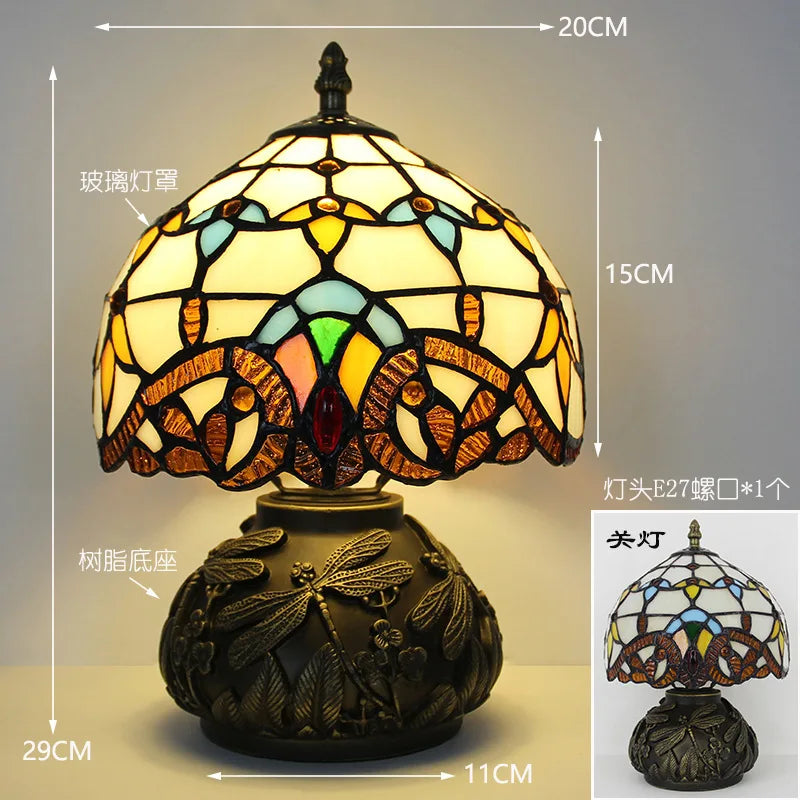 Lampada da tavolo a forma di libellula in vetro colorato in stile Tiffany.