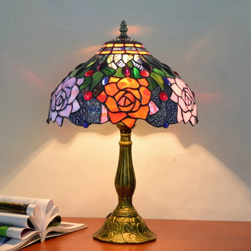Lampada da tavolo Tiffany in vetro colorato con rose vivaci