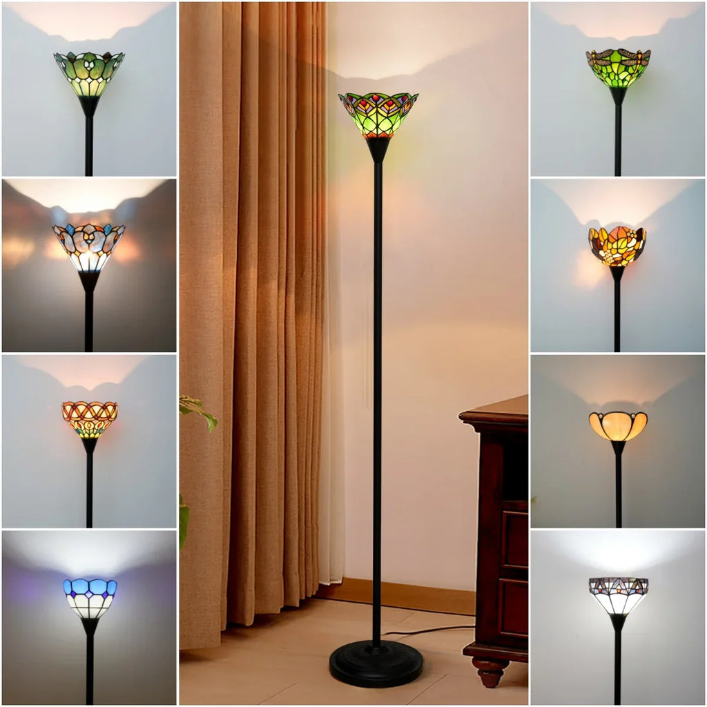 Lampada da terra in stile Tiffany con motivi floreali e vetro colorato.