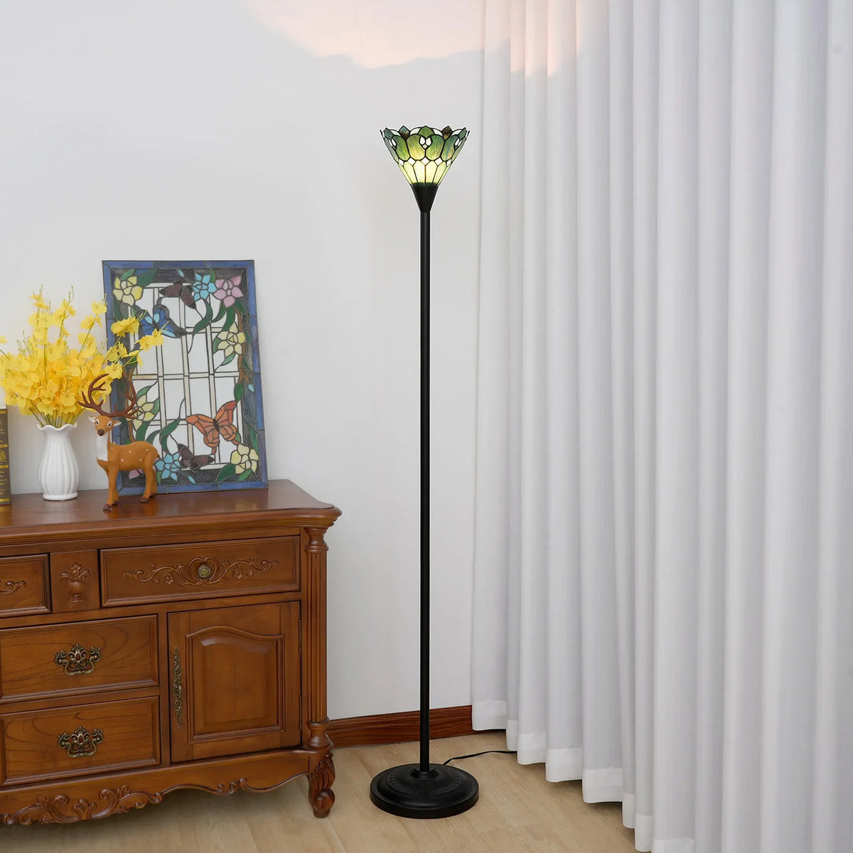 Lampada da terra in stile Tiffany con vetri colorati verdi e crema.