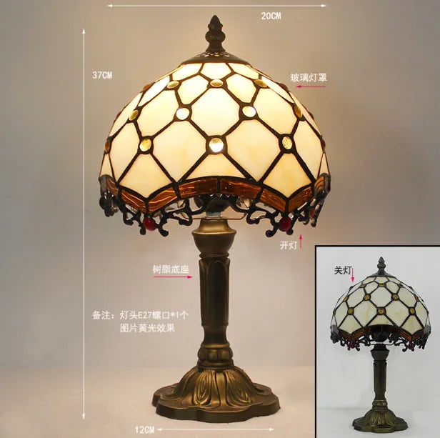 Lampada da tavolo Tiffany in vetro colorato con motivo geometrico beige.