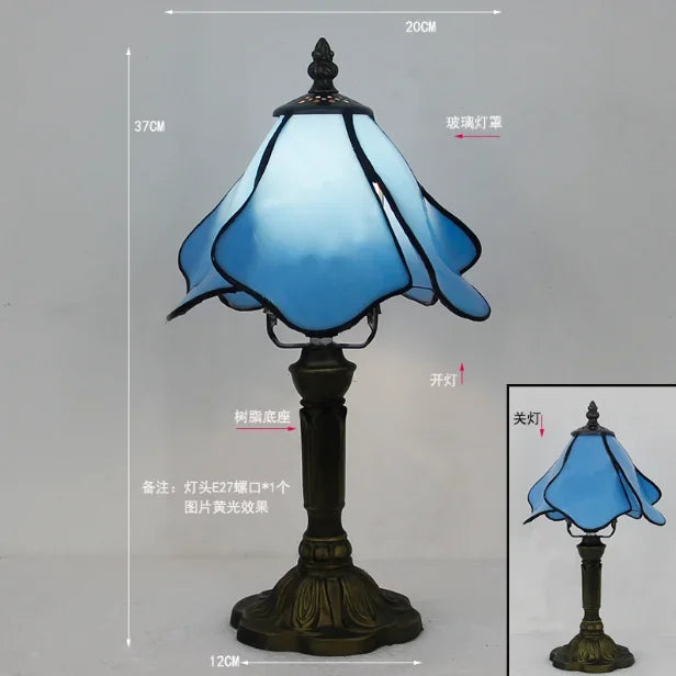 Lampada da tavolo in stile Tiffany con inserti in vetro color blu petalo.