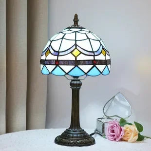Lampada da tavolo in stile Tiffany con vetri colorati blu e bianchi
