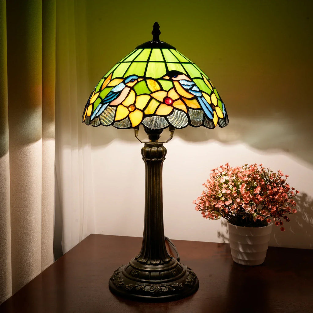 Lampada da tavolo Tiffany in vetro colorato con uccelli e fiori