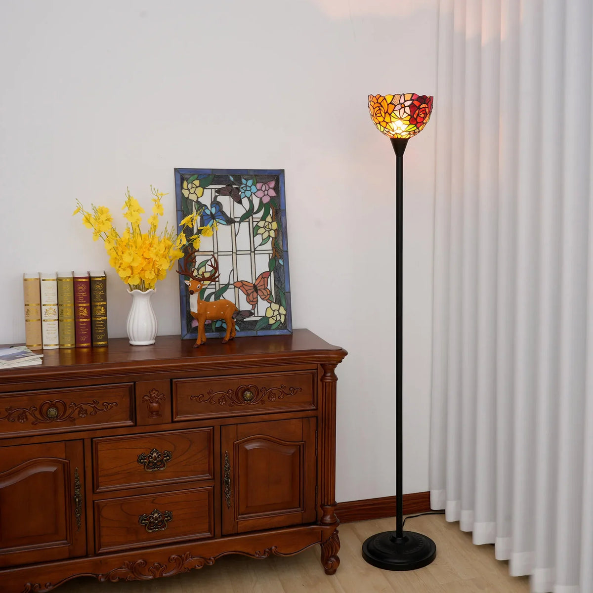 Lampada da terra in stile Tiffany con vetro colorato a motivi floreali.