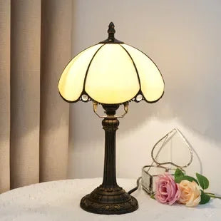 Lampada da tavolo in stile Tiffany con cupola in vetro color crema