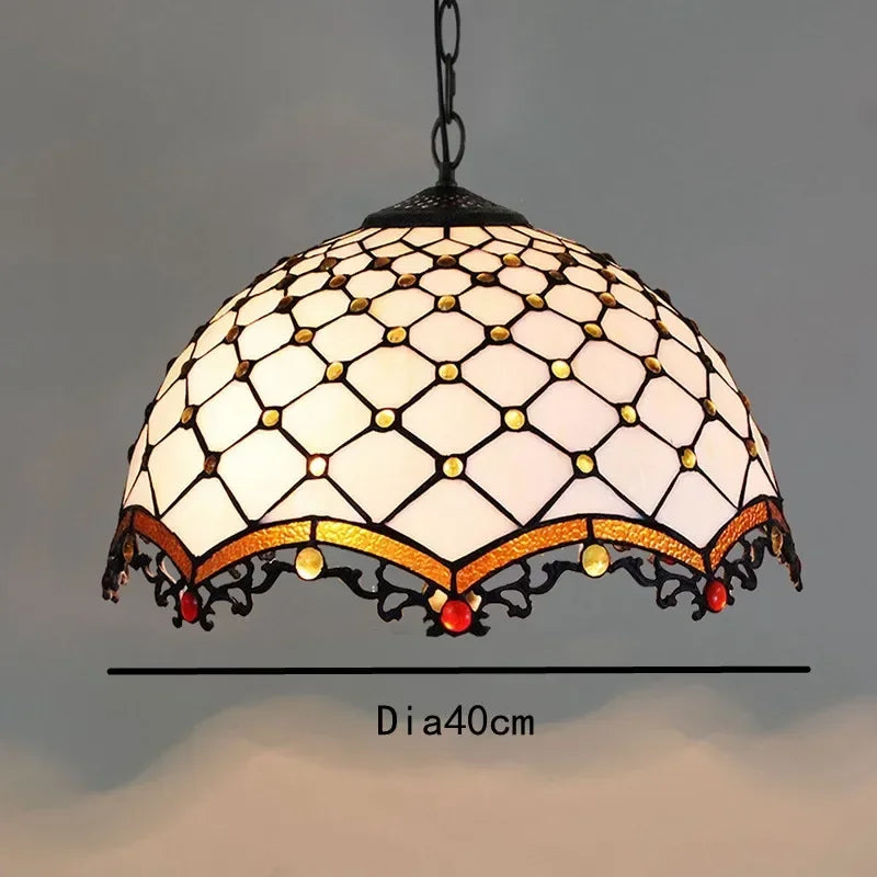 Lampada a sospensione in stile Tiffany Art Nouveau con vetrate colorate in vetro bianco.