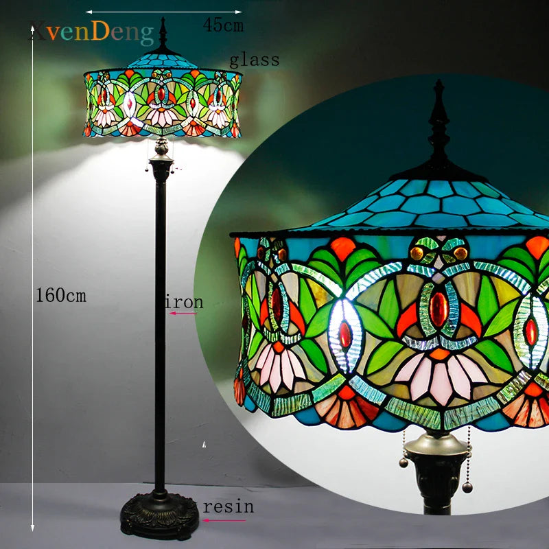 Lampada da terra Tiffany con decorazioni floreali colorate in vetro colorato.