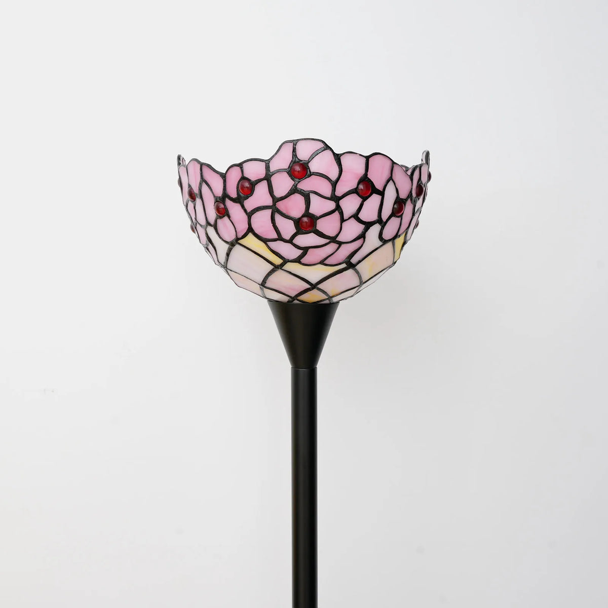 Lampada da terra in stile Tiffany con vetro colorato a motivi floreali.