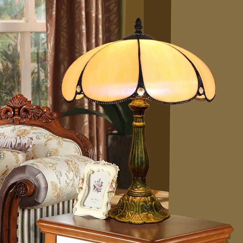 Lampada da tavolo in stile Tiffany con cupola in vetro ambrato