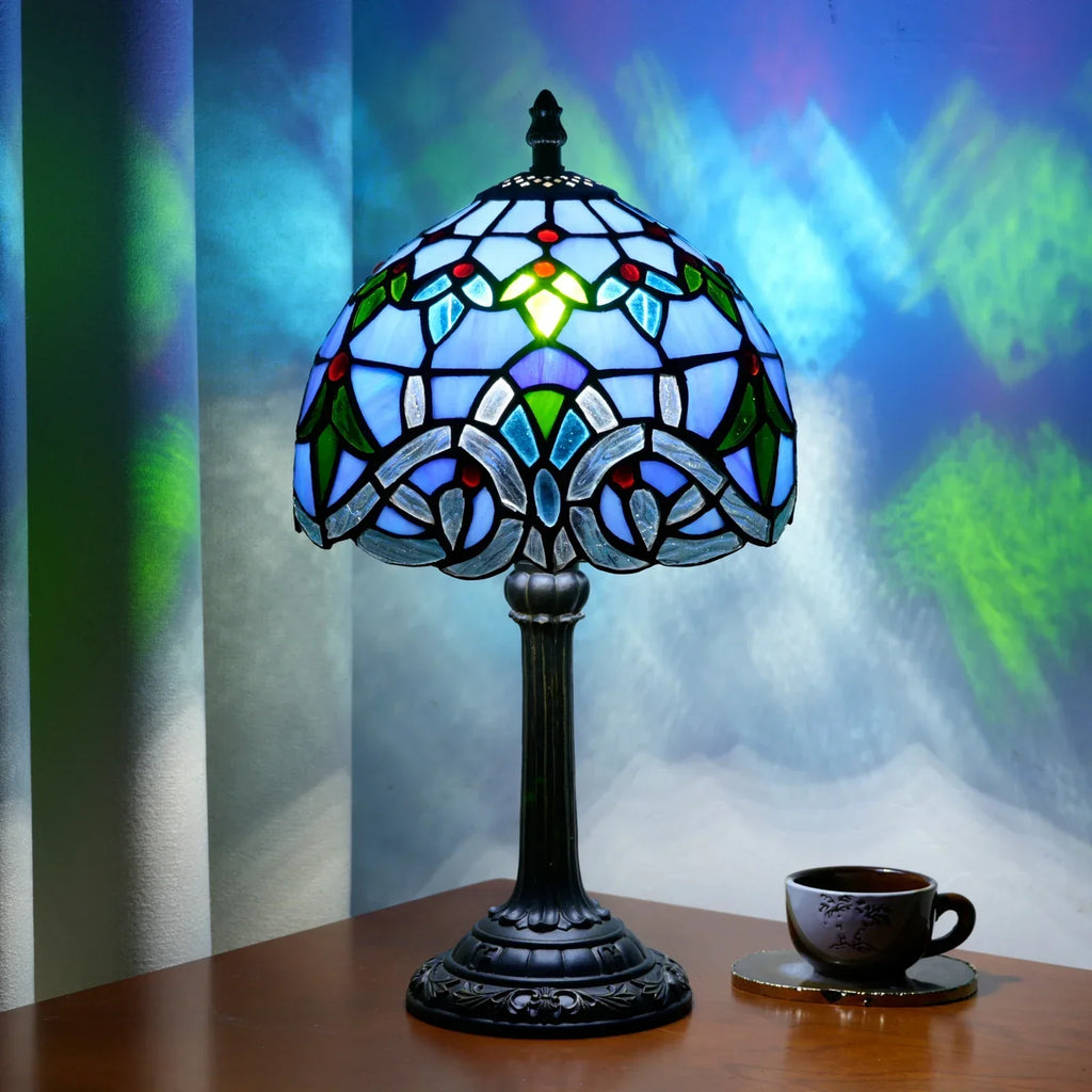 Lampada da tavolo in stile Tiffany con vetro colorato blu a motivi floreali.